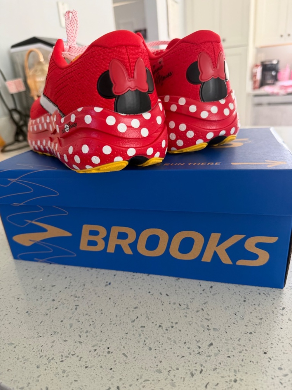 Brooks Minnie Mouse running shoe - Picture 4 of 4